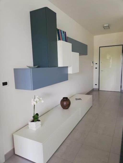 White-Blue Vibes, Seafront 2-Bedroom Apt Montesilvano Marina Екстериор снимка