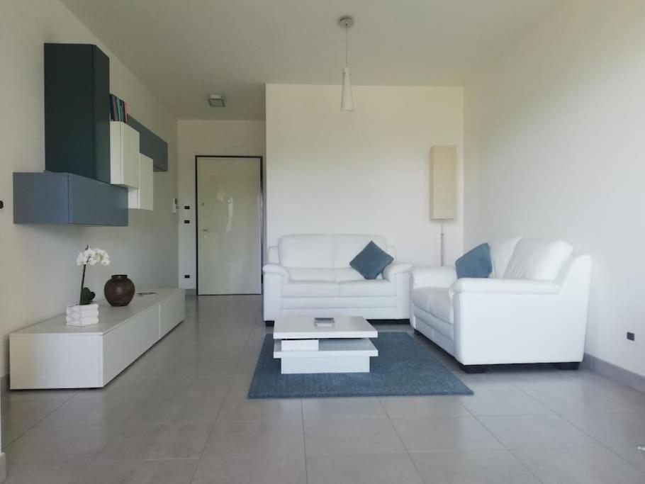 White-Blue Vibes, Seafront 2-Bedroom Apt Montesilvano Marina Екстериор снимка