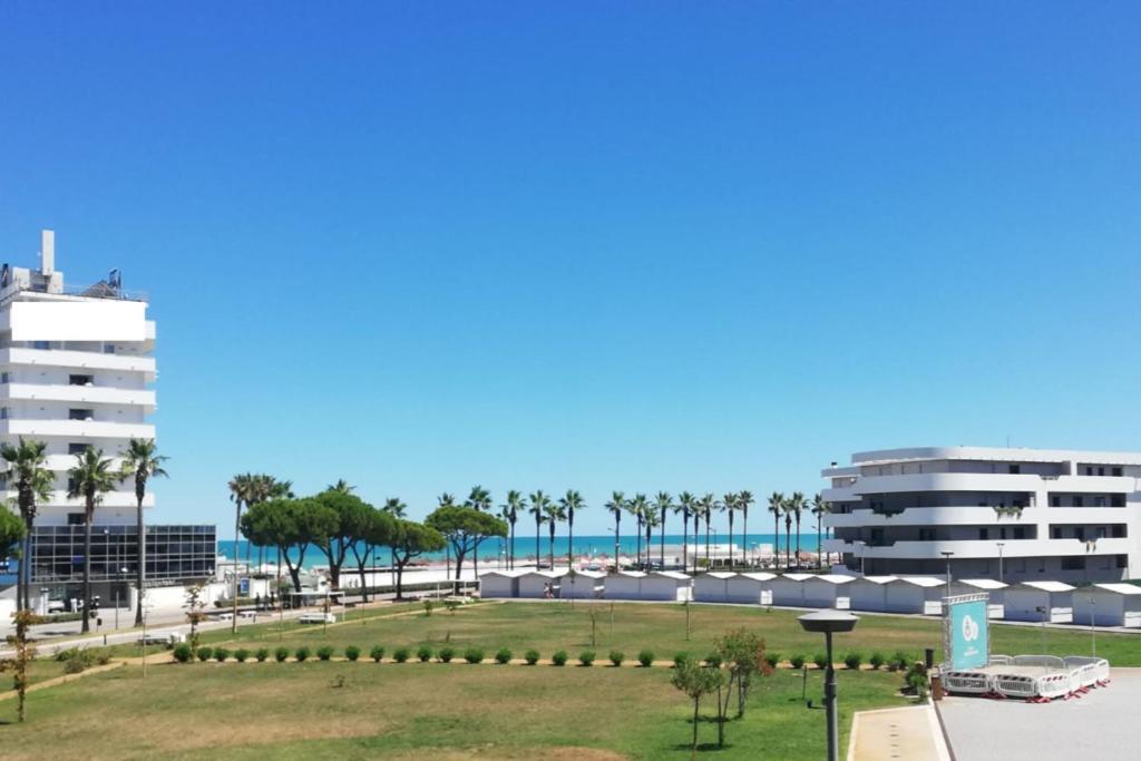 White-Blue Vibes, Seafront 2-Bedroom Apt Montesilvano Marina Екстериор снимка
