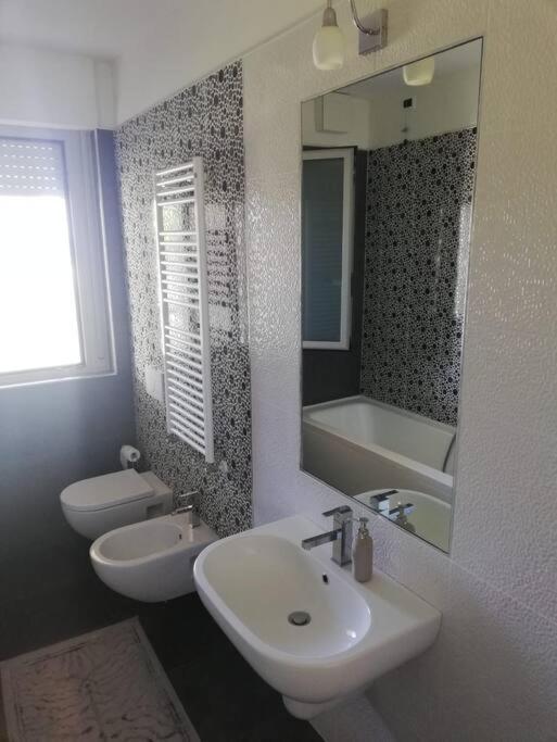 White-Blue Vibes, Seafront 2-Bedroom Apt Montesilvano Marina Екстериор снимка