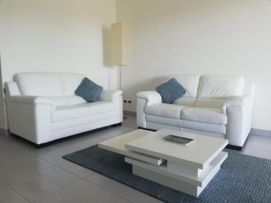 White-Blue Vibes, Seafront 2-Bedroom Apt Montesilvano Marina Екстериор снимка